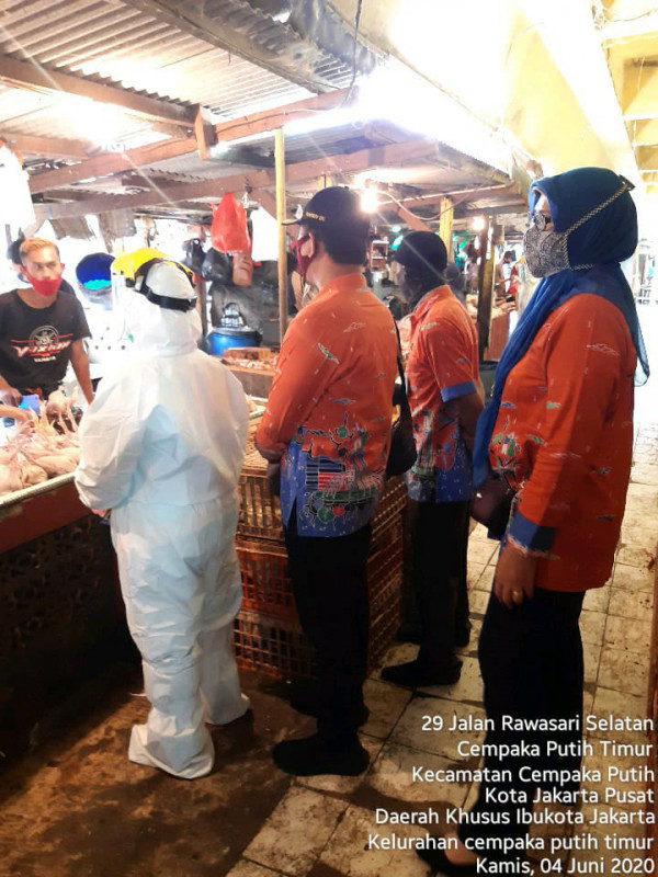 Pemeriksaan tes Swab bagi pedagang pasar rawa kerbau Kel CPT