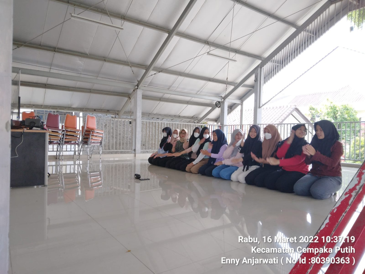 Kegiatan latihan tari saman dari MAN 3 di RPTRA Beringin