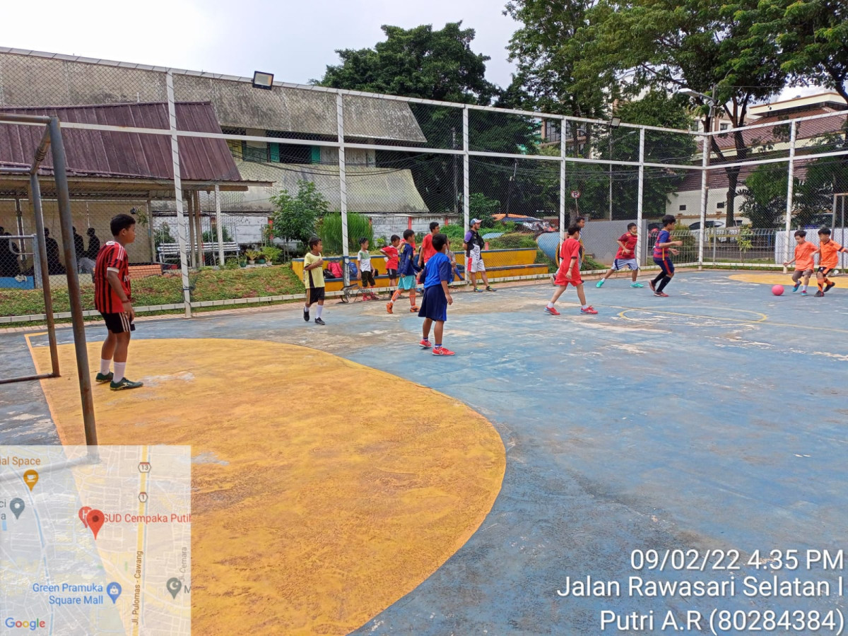 Berlatih Futsal di Lapangan RPTRA Anggrek