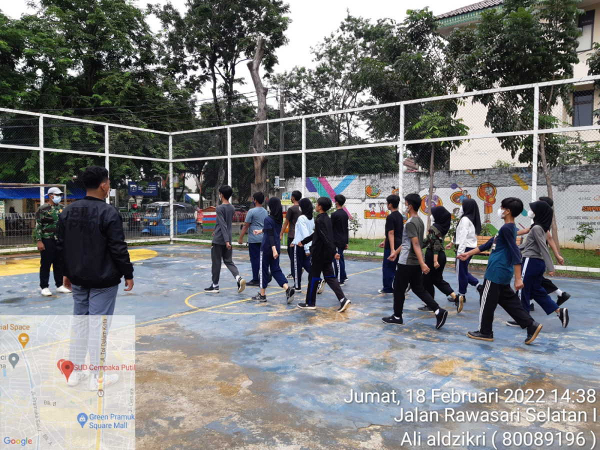 Latihan dasar paskibraka oleh siswa SMPN 2
