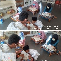 Kegiatan mengaji anak-anak bersama pengelola di Perpustakaan RPTRA Kp.Benda.