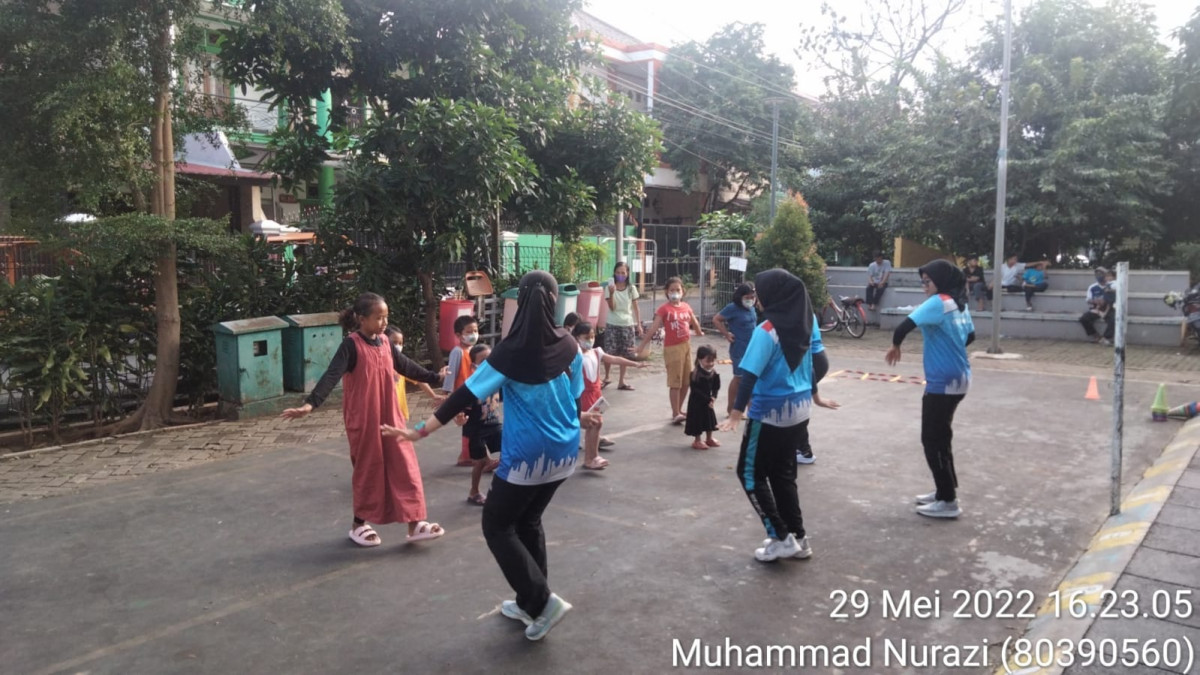 Memfasilitasi  mahasiswa  UNJ  melakukan  olahraga  dengan  pengunjung