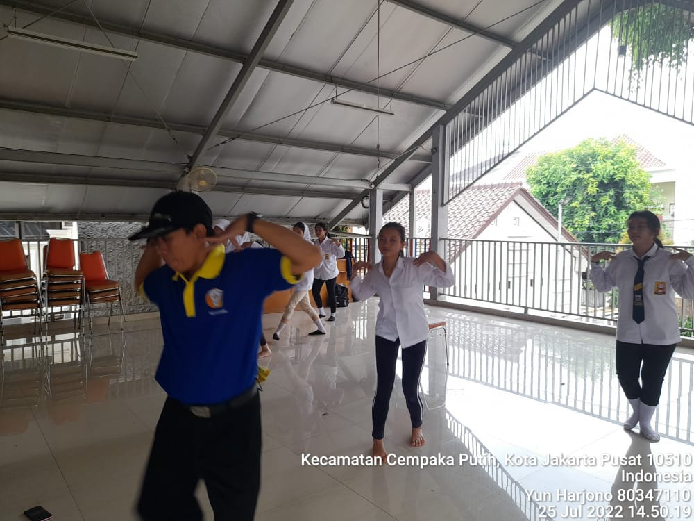 Kegiatan latihan menari dari Sudin Kebudayaan
