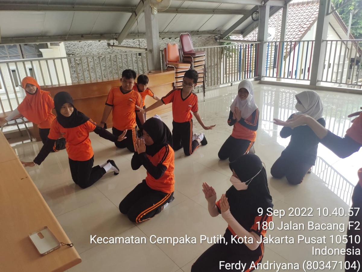 Kegiatan latihan menari dari Sudin Kebudayaan