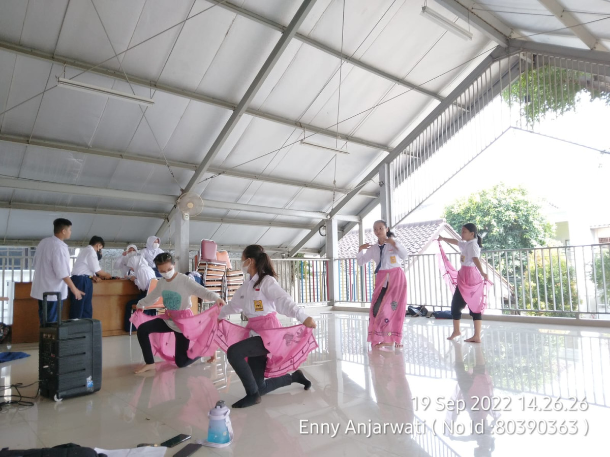 Kegiatan latihan menari dari SMP Negeri 47