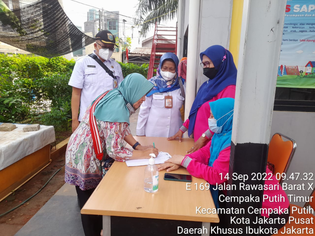 Kegiatan Gesek ATM Pangan Bersubsidi di RPTRA Beringin.