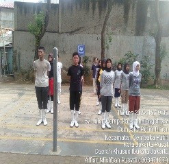 Kegiatan latihan paskibraka siswa siswi SMK 39 Jakarta di lapangan Rptra