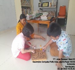 Kegiatan bermain permainan tradisional di area RPTRA Beringin