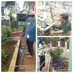 Kegiatan menyiram tanaman dan menambah nutrisi hidroponik  di RPTRA Beringin