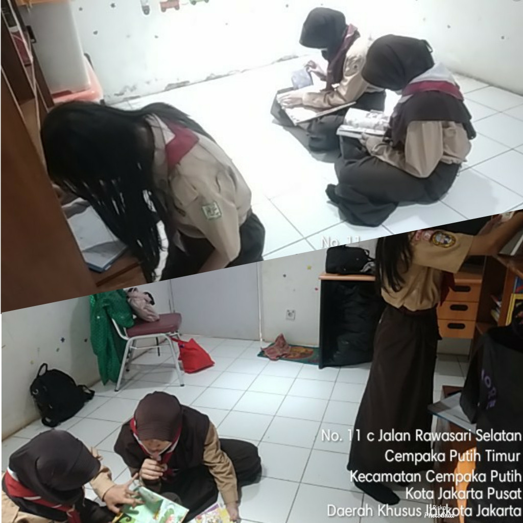 Memfasilitasi anak-anak mambaca buku di perpustakaan