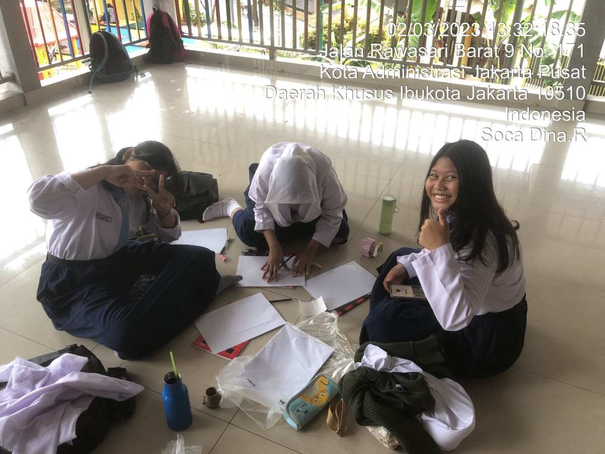 Belajar kelompok Siswi SMPN 71