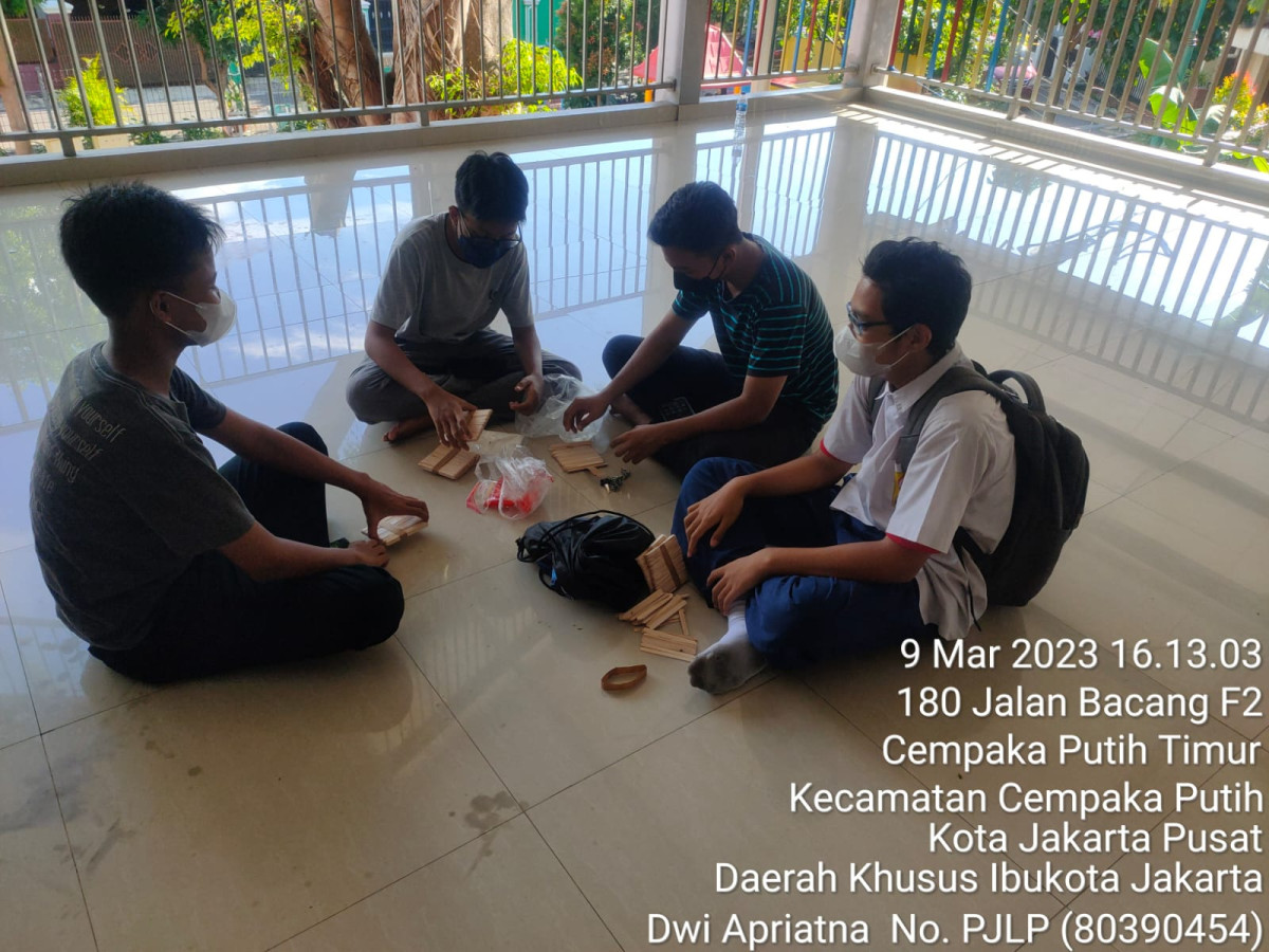 kegiatan siswa siswi smpn 47 jakarta membuat miniatur dari stik eskrim