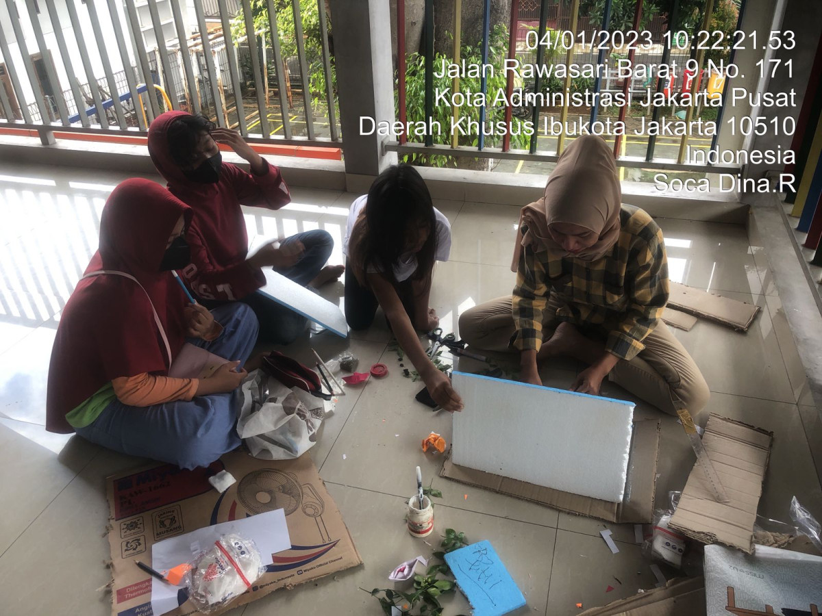 Kegiatan Memfasilitasi siswi SDN 01 membuat prakarya diaula RPTRA Beringin