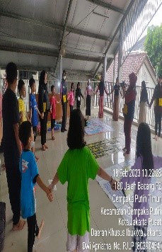 Kegiatan TGR (Tradisional Game Return) di RPTRA Beringin