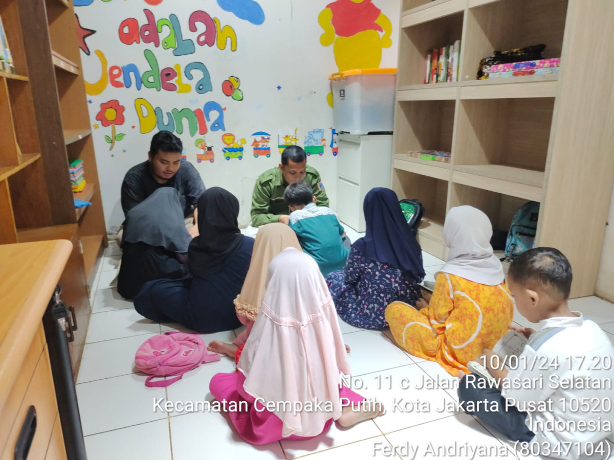 Kegiatan Mengaji anak2 sekitar bersama pengelola RPTRA Anggrek