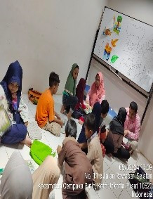 Kegiatan magrib mengaji Bersama pengelola di perpustakaan RPTRA Anggrek