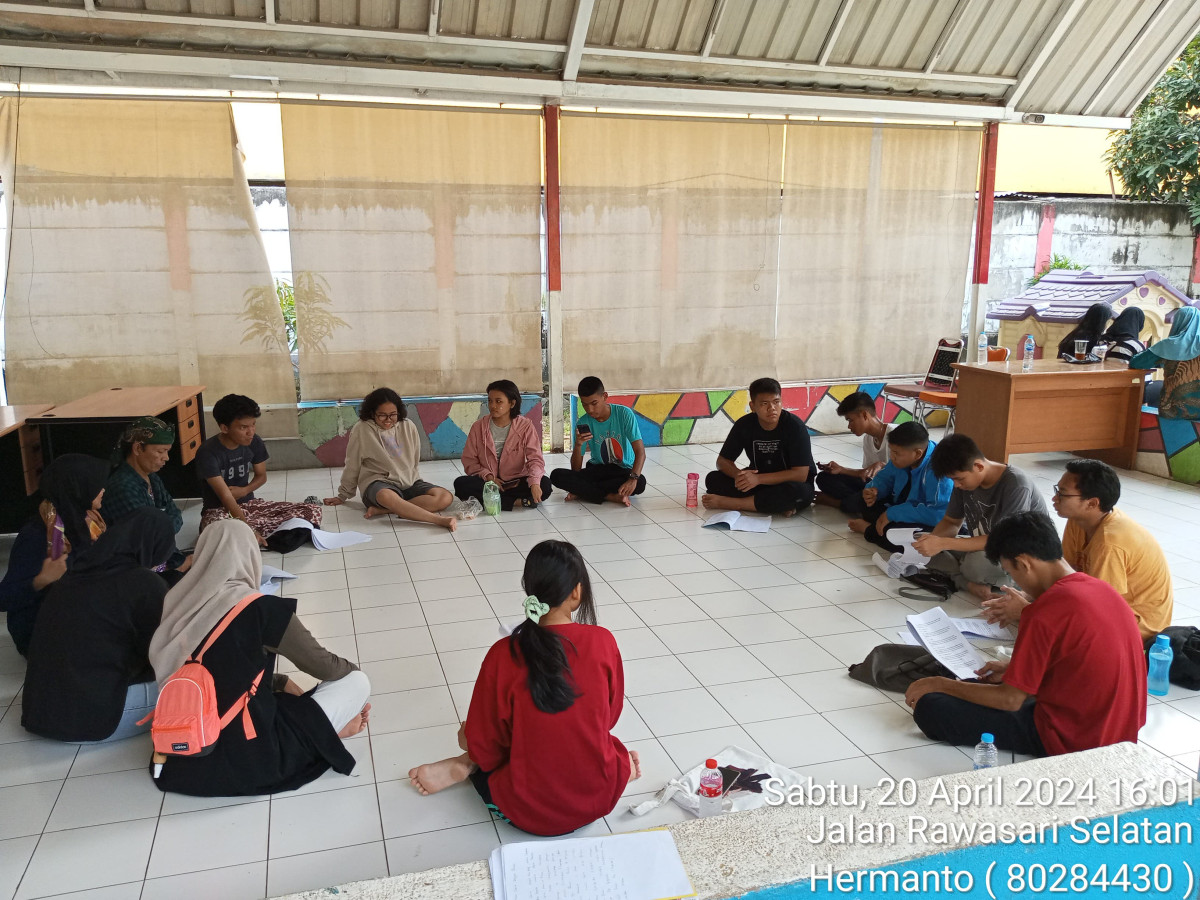 Kegiatan Rapat Persiapan Drama Puisi Teatrikal ( Festival Teater Pelajar ) SMA Negeri 30 Jakarta di Aula RPTRA Anggrek