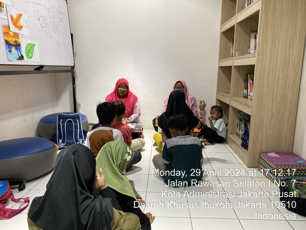 Kegiatan belajar mengaji bersama pengelola di perpustakaan RPTRA Anggrek