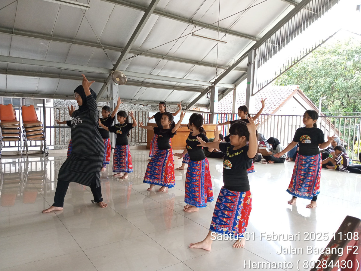 Kegiatan latihan menari anak anak Sanggar Divatama di Aula RPTRA Beringin