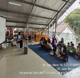 Kegiatan Pembinaan Aktivitas Pemuda Sudin Pora Pelatihan Desain Grafis diaula RPTRA Beringin