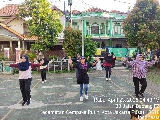 Kegiatan persiapan latihan lomba senam dilapangan RPTRA Beringin