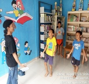Kegiatan latihan pantomim di ruang perpustakaan RPTRA Beringin