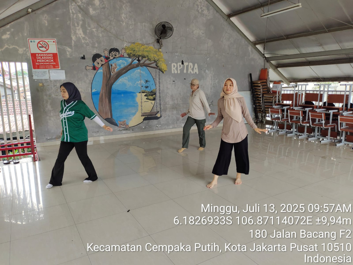 Kegiatan Sanggar Tari Linedance berlatih menari diaula RPTRA Beringin