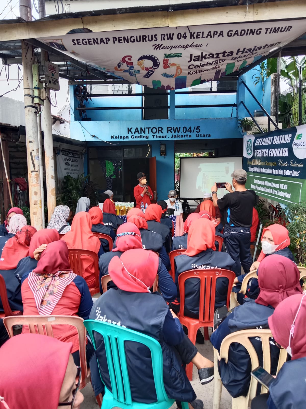 Kegiatan edukasi mengemas sampah untuk indonesia Rw004 bersama Bank sampah Wijaya Kusuma Rw003