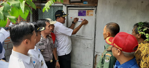 Penempelan stiker bagi rumah rawan kebakaran oleh Bpk Camat Matraman