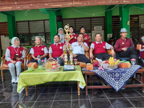 Kegiatan POR HGN PGRI Cabang Matraman di SMPN 97 Kelurahan Utan Kayu Selatan
