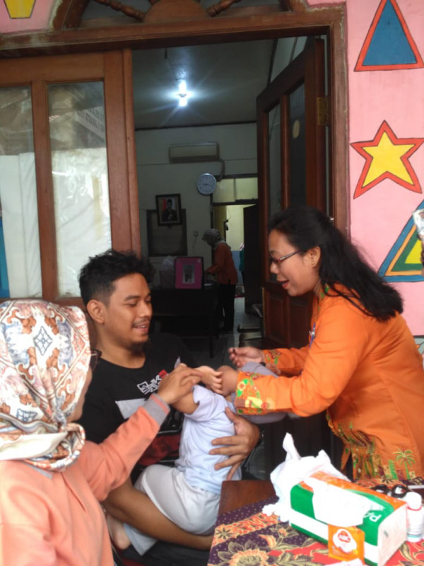 Pemberian Vit A di Posyandu RW006