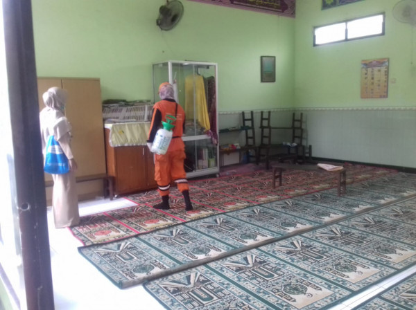 Penyemprotan Musholla RW 013 Utan Kayu Selatan