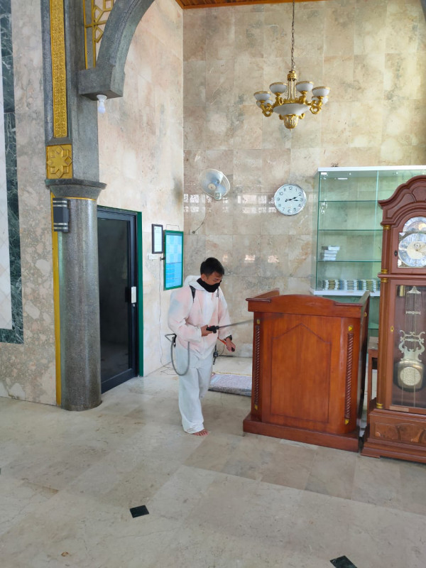 Penyemprotan Masjid dan SD di Kelurahan Utan Kayu Selatan