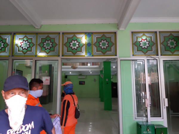 Penyemprotan Mesjid Nurul Syahmirah Rw 06 tgl 20 Maret