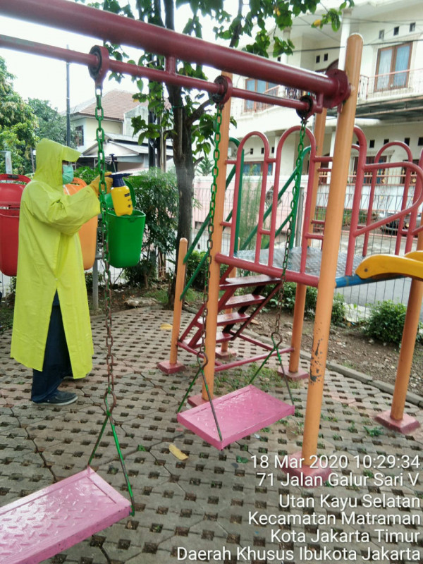 Penyemprotan Desinfektan oleh pengelola Rptra Utakse 