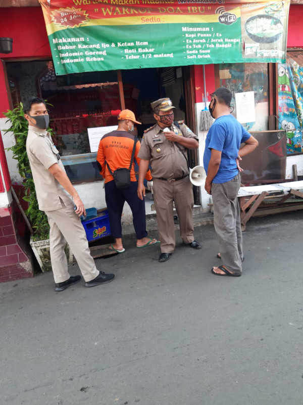 Monitoring Penempelan Stiker Dari Gubernur Tentang Seruan Pemakaian Masker