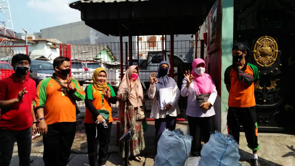 Monitoring bank sampah oleh staff dinas Kehutanan