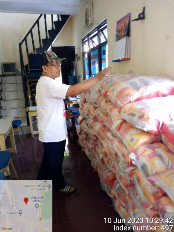 penyaluran bansos dilakukan oleh staff RW 04