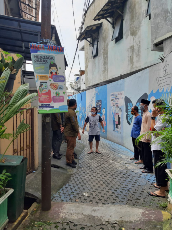 Warga RW 06 yang sedang berdiskusi tentang kampung sehat