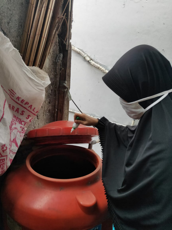 Larvasidasi RW002 Kelurahan Utan Kayu Selatan