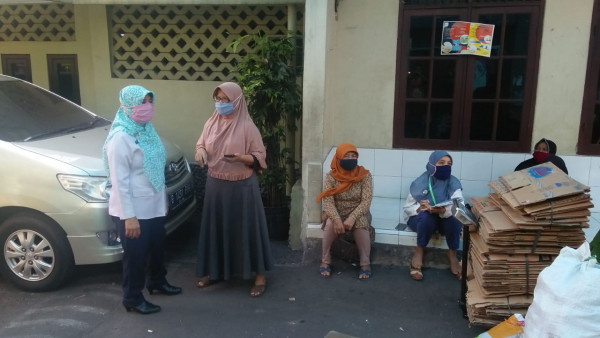 Monitor Penimbangan Bank Sampah diRw005 Kelurahan Utan Kayu Selatan