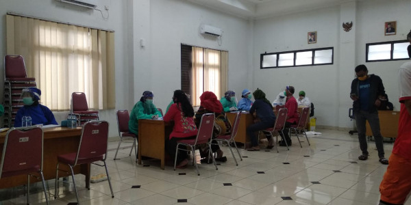 Pemeriksaan Rapid Test Bagi Karyawan dan PPSU serta Pengelola RPTR Kelurahan Utan Kayu Selatan