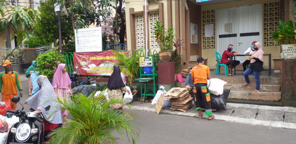 Monitor penimbangan bank sampah di Rw 01