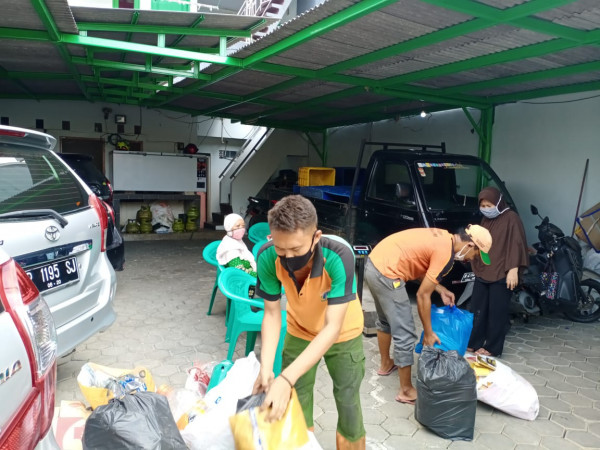 monitoring penimbangan bank sampah di rw 009