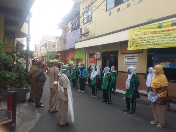 Grebek jentik bersama Puskesmas, Kel. Uks, Satpol PP di Rw 04