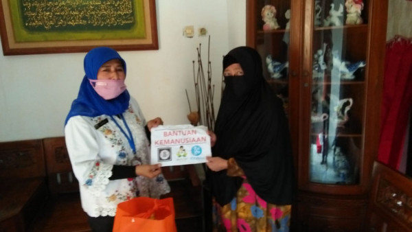 Penyerahan Paket Sembako dari Bansos