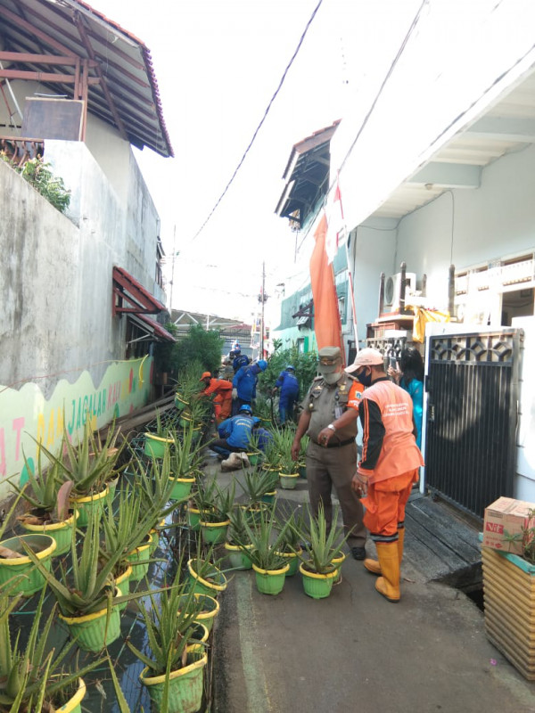 Monitoring Kasie Ekbang terkait saluran dan turap yg longsor di wilayah Rw02dn 