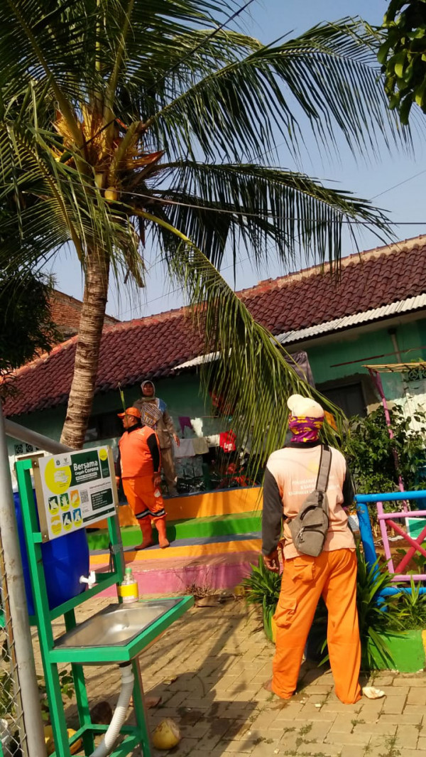 Monitor Toping Pohon Kelapa di RPTRA Puspa Hati