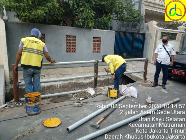 Monitor Pembuatan Ralling RW 05