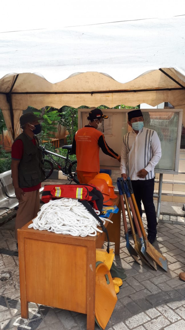Monitor Data Banjir di Kelurahan UKS oleh Bp Camat Matraman